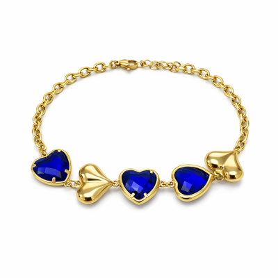 Pulseira dourada com pedras azuis em forma de coração.