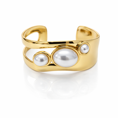 Pulseira dourada aberta com três pérolas falsas no centro