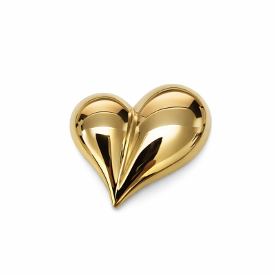 Coração metálico dourado brilhante sobre fundo branco