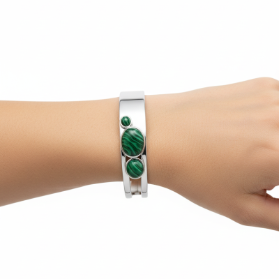 Pulseira prateada com pedras verdes no pulso