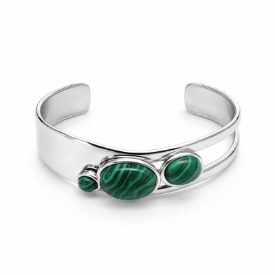 Pulseira prata com pedras verdes riscadas em fundo branco