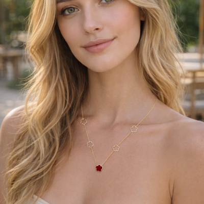 Colar dourado com flores em mulher loira em ambiente exterior