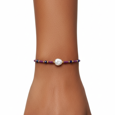 Pulsera fina com contas coloridas e pérola no pulso