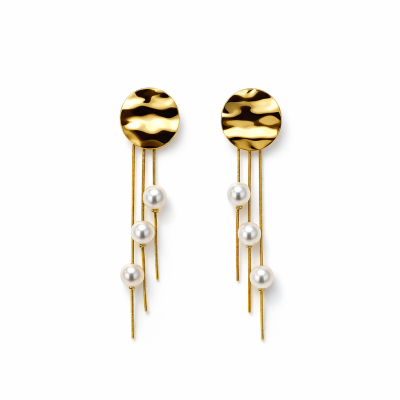 Brincos dourados com pérolas e correntes penduradas