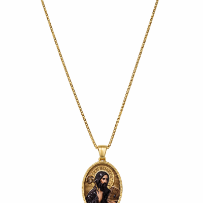 Colar dourado com pendente oval de São Benedito