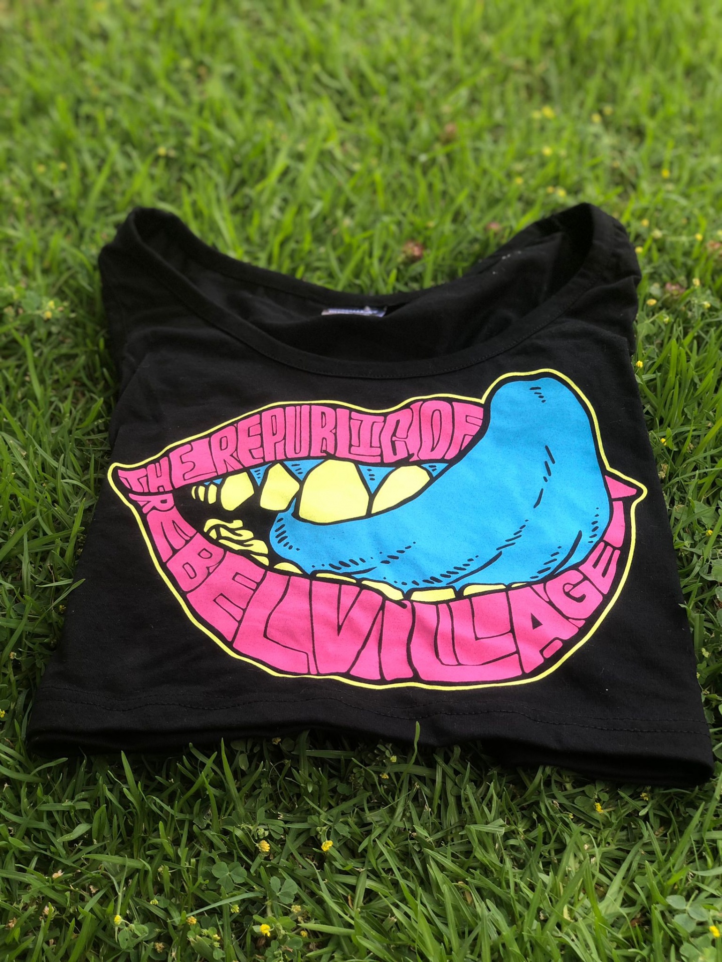 CROP&#x20;TOP&#x20;REBEL&#x20;VILLAGE&#x20;&quot;LIPS&quot;