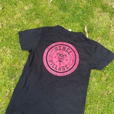 T-SHIRT&#x20;OFICIAL&#x20;REBEL&#x20;VILLAGE