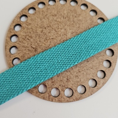 Base redonda de cortiça com orifícios e fita azul turquesa