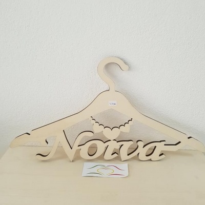 Cabide de madeira clara com a palavra 'Noiva' e decoração de bolas e coração