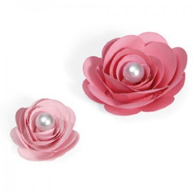 Dois acessórios florais cor-de-rosa com pérolas no centro sobre fundo branco