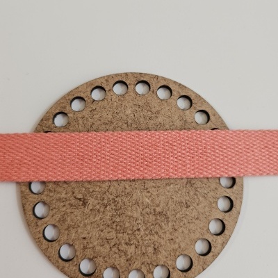 Disco redondo em cortiça com furos e fita cor-de-rosa texturizada