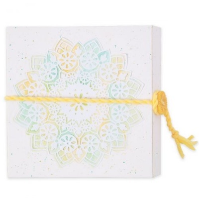 Caixa branca com mandala colorida e fio amarelo