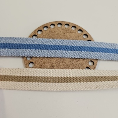 Dois cintos riscados azul e bege sobre cortiça com furos