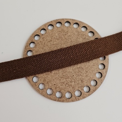 Disco de cortiça com orifícios e fita castanha