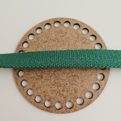 Cartão redondo de papelão com 24 furos ao redor e fita verde texturada