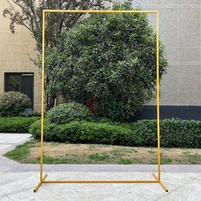 Estrutura metálica amarela retangular no exterior com árvores ao fundo