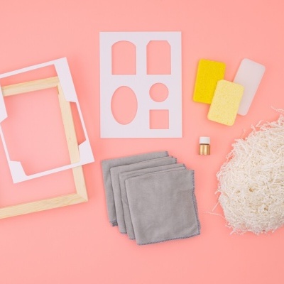 materiais diversos para artesanato sobre fundo cor de rosa