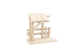 Estrutura de madeira clara com cobertura inclinada e cerca