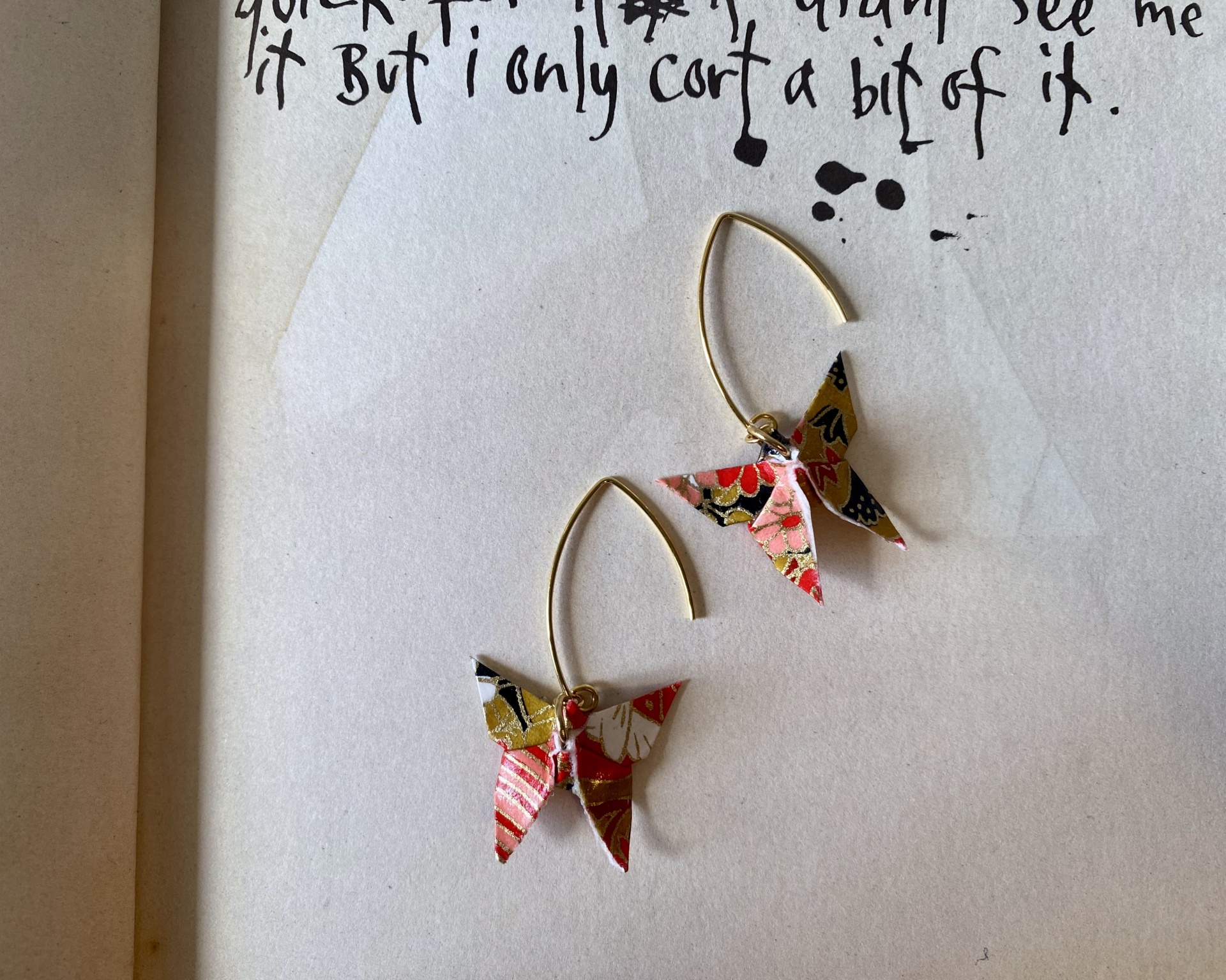 Brincos Borboleta Brincos com borboletas de origami coloridas penduradas em argolas douradas