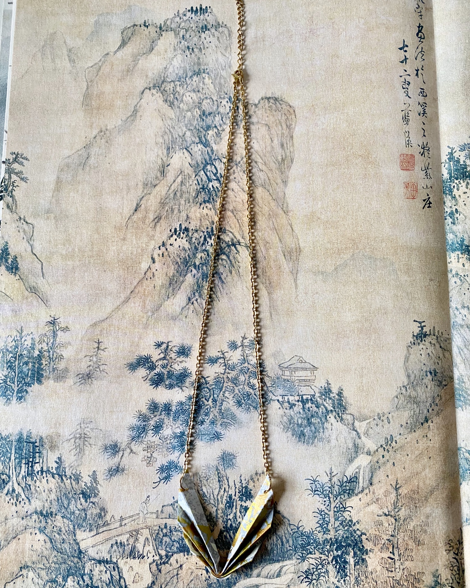 Colar Niki Colar com pendente em papel dobrado sobre pintura oriental em tons azul e bege