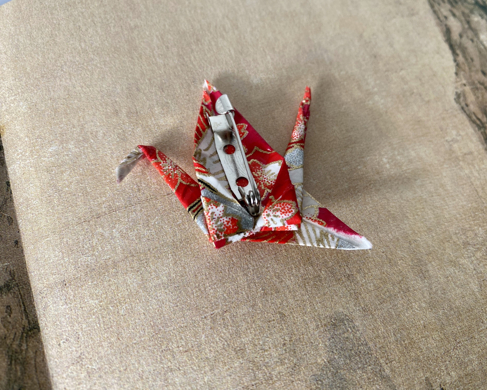Pregadeira Tsuru Broche origami vermelha com presilha metálica