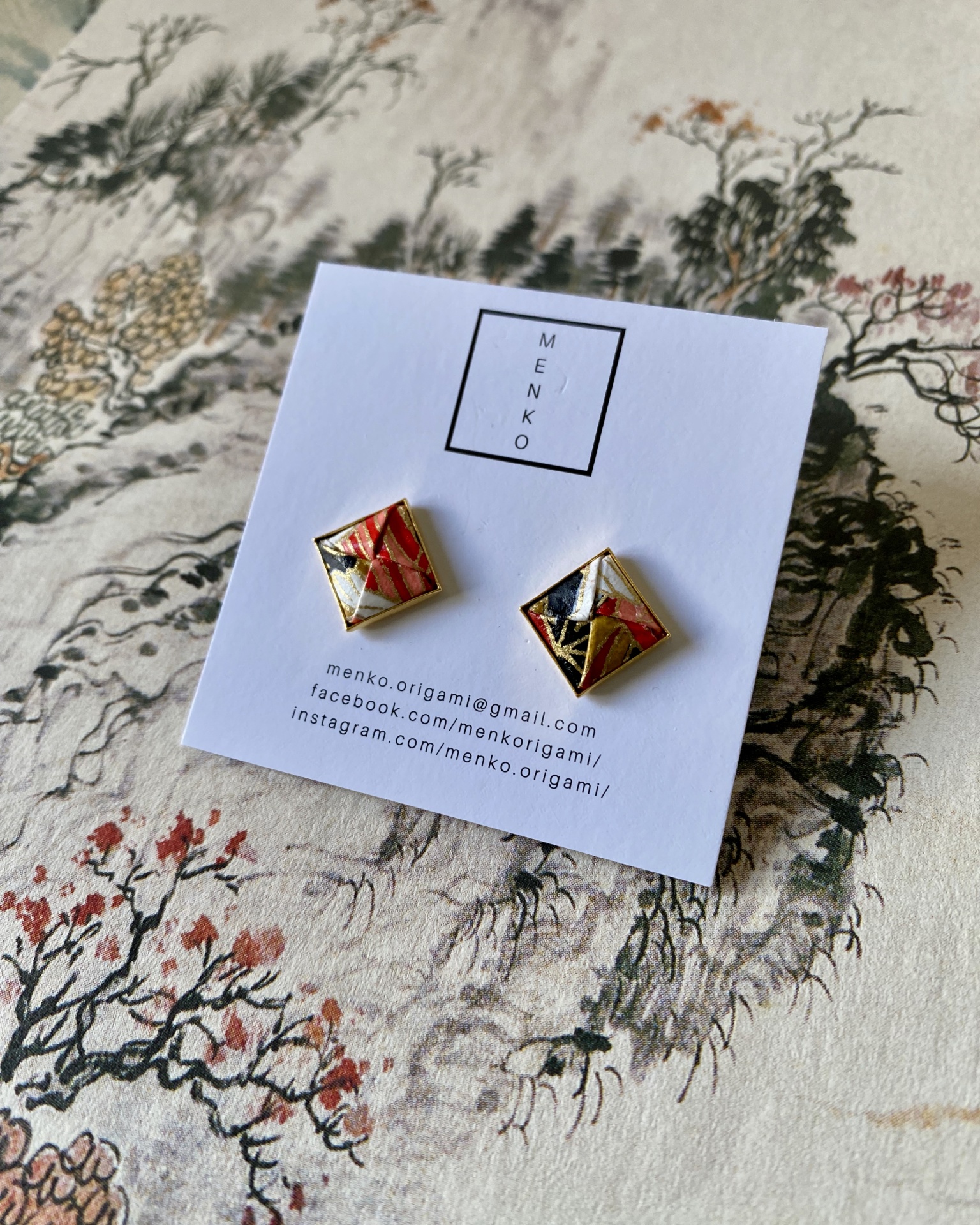 Brincos Menko Clássico Brincos quadrados coloridos em cartão branco com logótipo MENKO