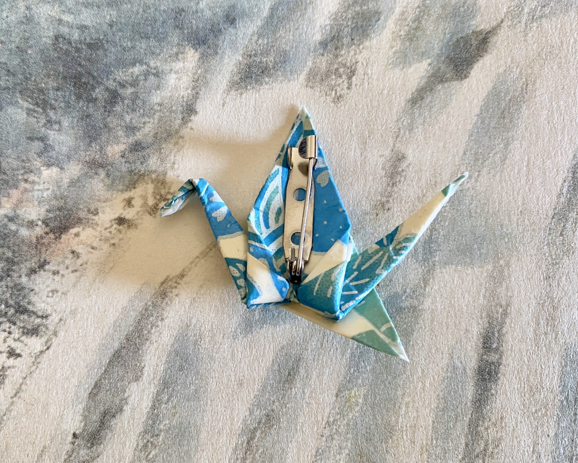 Pregadeira Tsuru Broche origami garça azul e branco com mola metálica