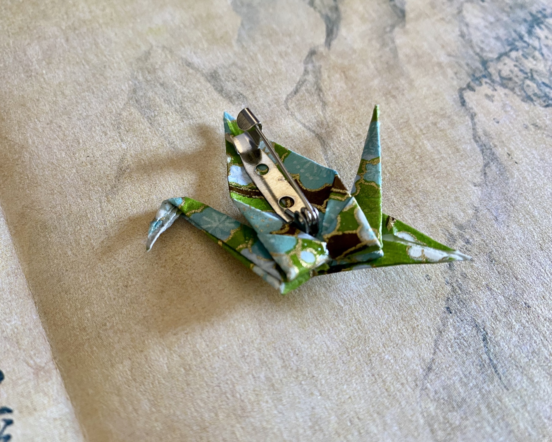 Pregadeira Tsuru Broche origami colorido em forma de ave com fecho metálico