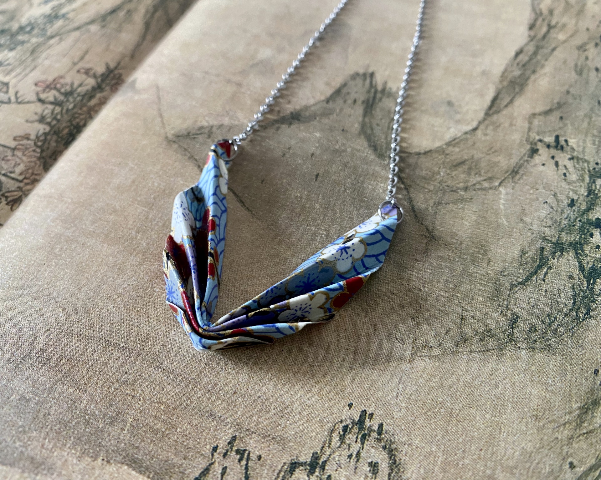 Colar Niki Colar com pendente de papel dobrado floral em corrente prateada