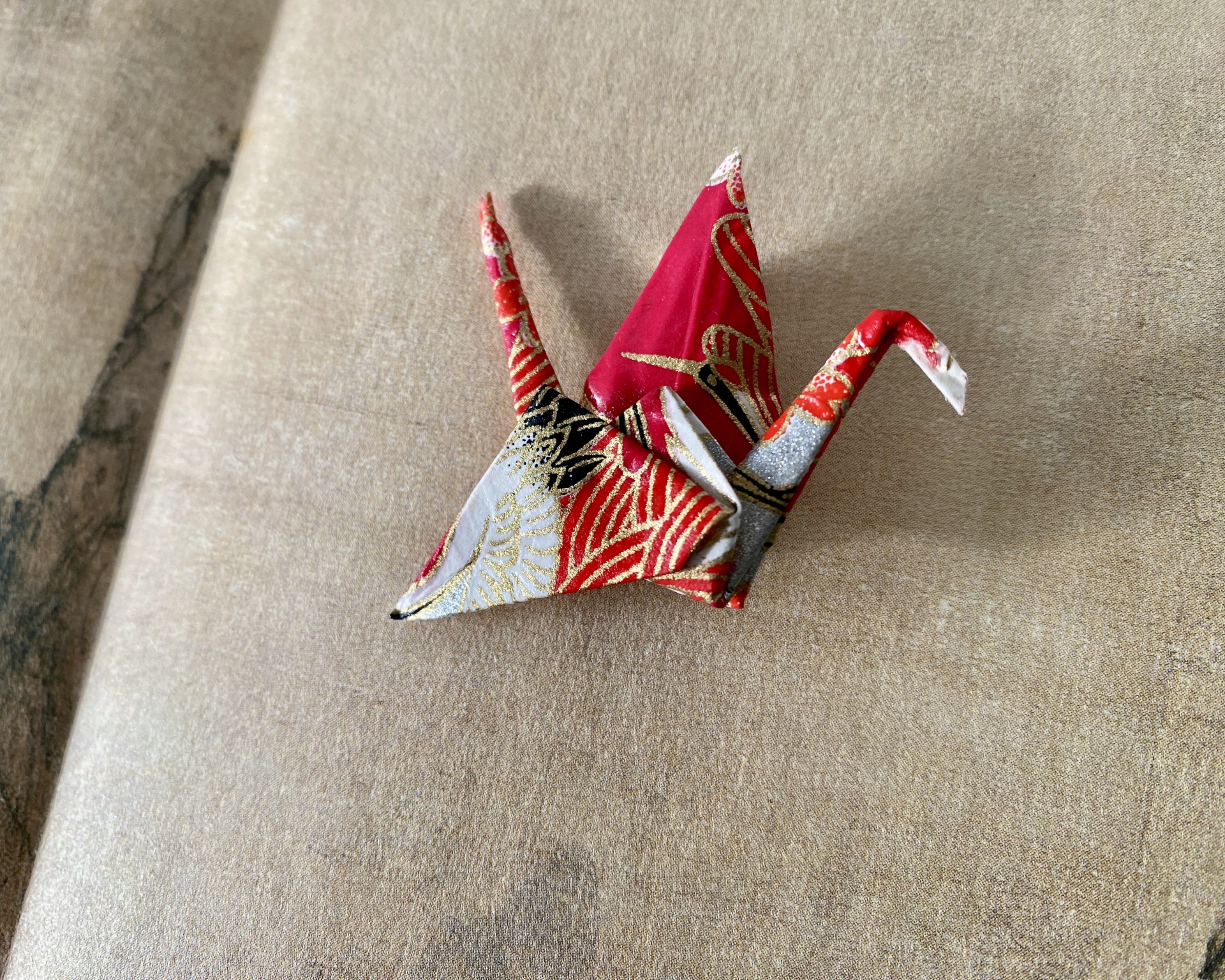Pregadeira Tsuru origami em papel estampado vermelho, dourado, branco, preto e cinza