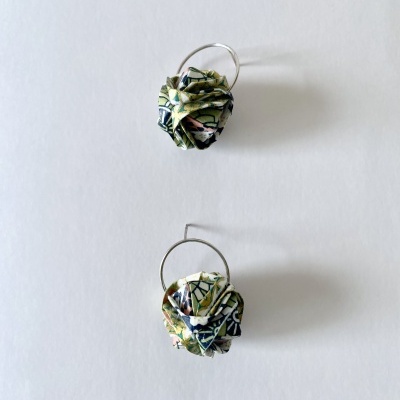 Brincos com argola prateada e flor de tecido colorida