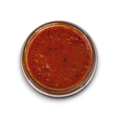 Frasco de vidro com molho vermelho espesso visto de cima