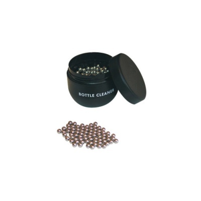 Recipiente preto com esferas metálicas para limpeza