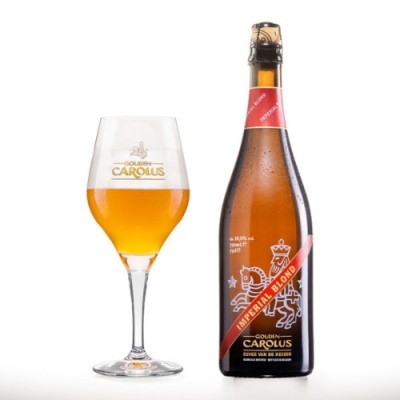 Garrafa de cerveja Gouden Carolus Imperial Blond e copo com cerveja