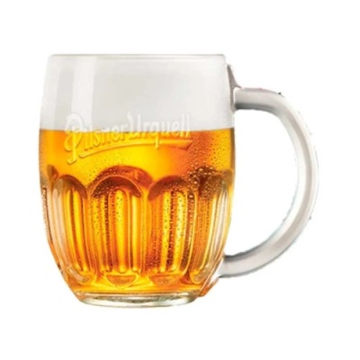 Copo de vidro com cerveja dourada e espuma branca com marca Pilsner Urquell