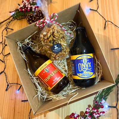 Kit de cervejas artesanais Topázio e Onyx com saco de noz em caixa de presente decorada