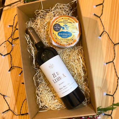 Caixa de presente com vinho ZÉ DA LEONOR RESERVA e queijo curado SOALHEIRA ALVES