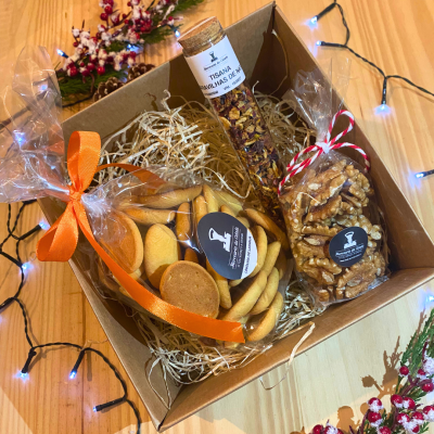 Caixa de presente com biscoitos, nozes e tubo de tisana em embalagem decorativa