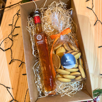 Conjunto presente com licor artesanal de morango e biscoitos línguas de laranja em caixa de cartão