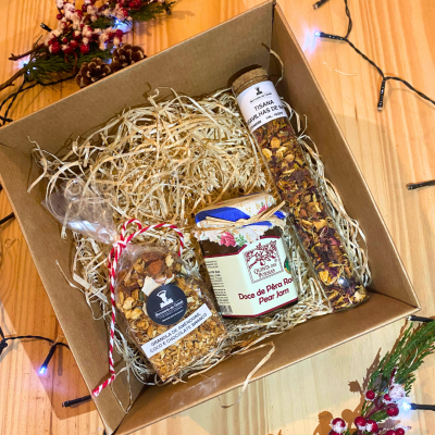 Conjunto gourmet com granola, doce de pêra e tisana em caixa de cartão com palha decorativa