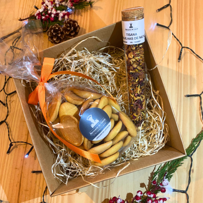 Caixa de presente com biscoitos, tubo de tisana e decoração natalícia