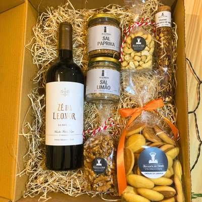 Caixa de presente com vinho, sal aromatizado, frutos secos, biscoitos e tisana