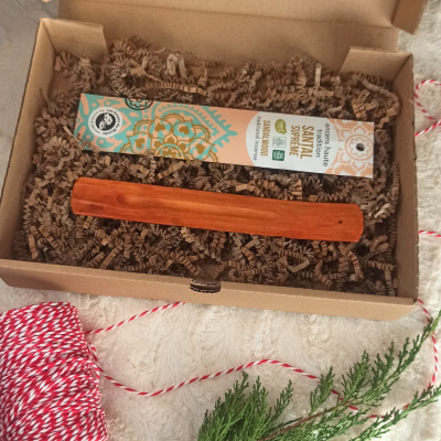Caixa com Incenso Indiano Tradição Sândalo + Gôndola Pinho Porta Incenso - Aromandise