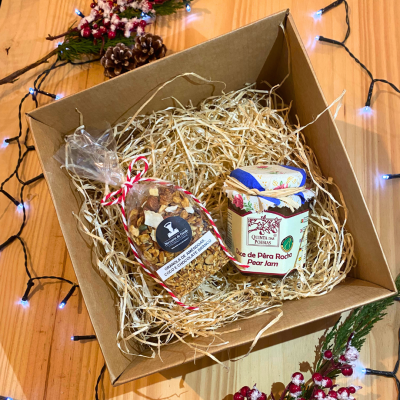 Caixa com granola embalada e frasco de doce em palha natural