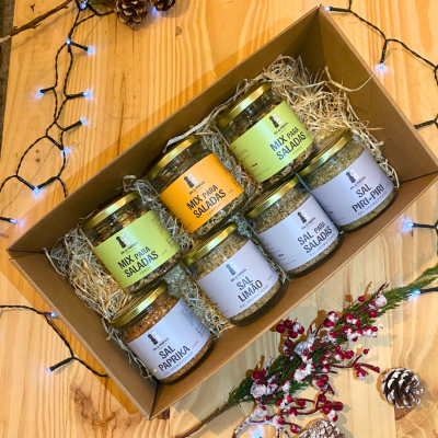 Conjunto de seis frascos de sais aromatizados e mix para saladas em caixa de cartão com decoração natalina