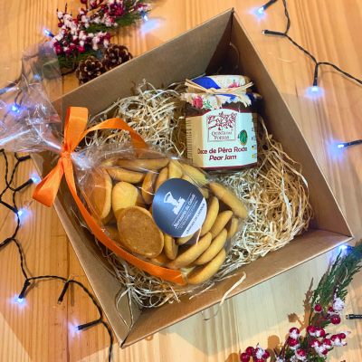 Caixa de presente com compota e bolachas envolvidas em palha decorativa