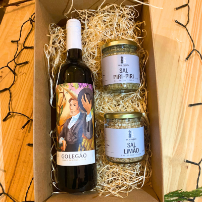 Caixa de presente com vinho tinto e dois frascos de sal aromatizado