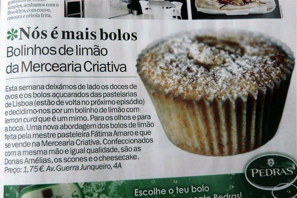 Bolinho de limão num recipiente de papel castanho polvilhado com açúcar em pó com texto informativo ao lado