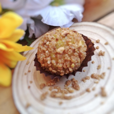 Brigadeiro de Açafrão com crosta de caju