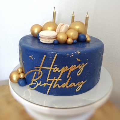 Bolo Azul com Macarons